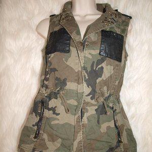 Camo VEST BY SOUND&MATTER SIZE S USED